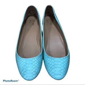 Turquoise snake print flats